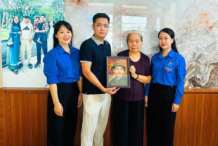 Anh Lê Thế Thắng phối hợp với đoàn thanh niên, công an, MTTQ và nhiều đơn vị, doanh nghiệp, tổ chức, cá nhân ở Thanh Hóa trao ảnh chân dung liệt sỹ, tặng quà cho gia đình chính sách trong dịp kỷ niệm 79 năm Ngày Thương binh liệt sĩ. Ảnh: NVCC