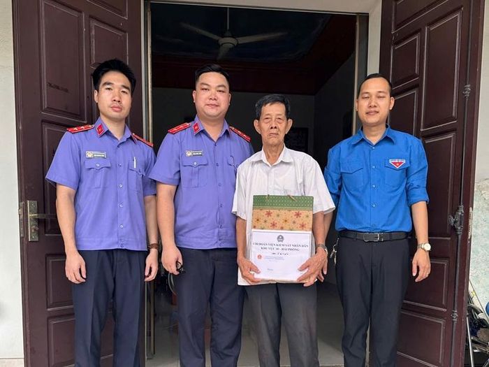 Thăm hỏi, tặng quà thương binh Lương Văn Chiến.