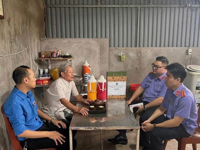 Thăm hỏi, tặng quà thương binh Trần Văn Lưu.