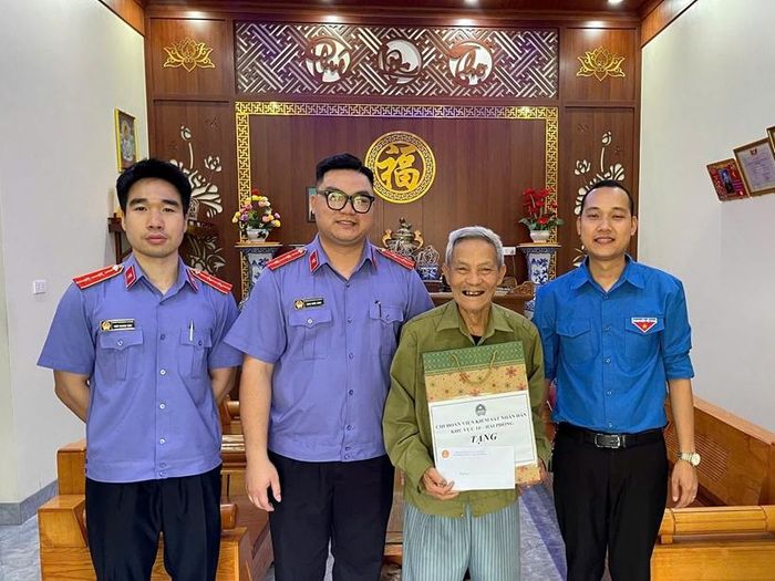 Thăm hỏi, tặng quà thương binh Phạm Văn Doãn.