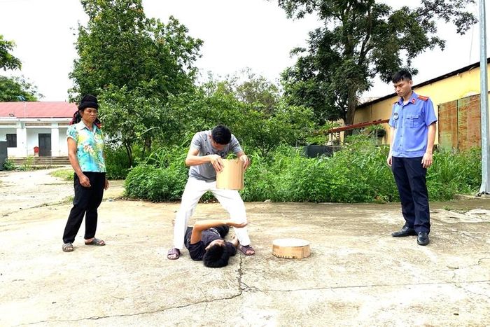 Kiểm sát viên kiểm sát hoạt động thực nghiệm điều tra.