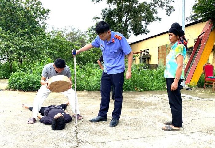 Kiểm sát viên kiểm sát hoạt động thực nghiệm điều tra.