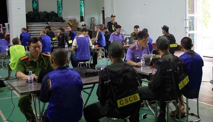 Kiểm sát viên tham gia cùng Điều tra viên lấy lời khai đối tượng.