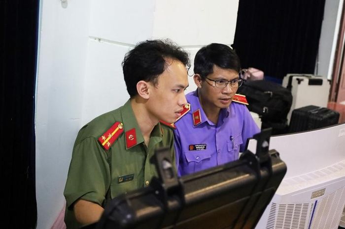 Đồng chí Nguyễn Xuân Hòa, Phó Viện trưởng VKSND tỉnh Lai Châu trực tiếp chỉ đạo phối hợp, phân loại đấu tranh các đối tượng liên quan trong vụ "Lừa đảo chiếm đoạt tài sản" trên không gian mạng.