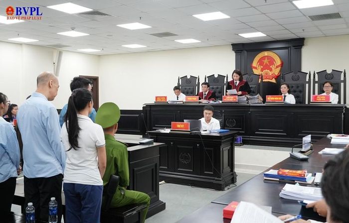 Thẩm phán, Chủ tọa phiên tòa công bố quyết định đưa vụ án ra xét xử.