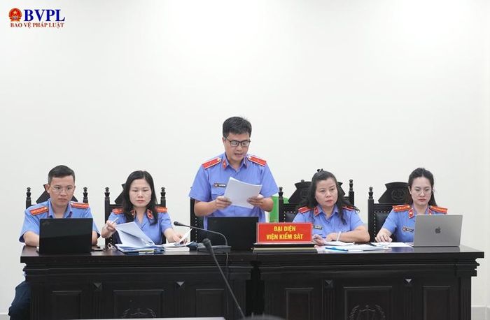 Kiểm sát viên công bố bản cáo trạng của VKSND tối cao truy tố các bị cáo.