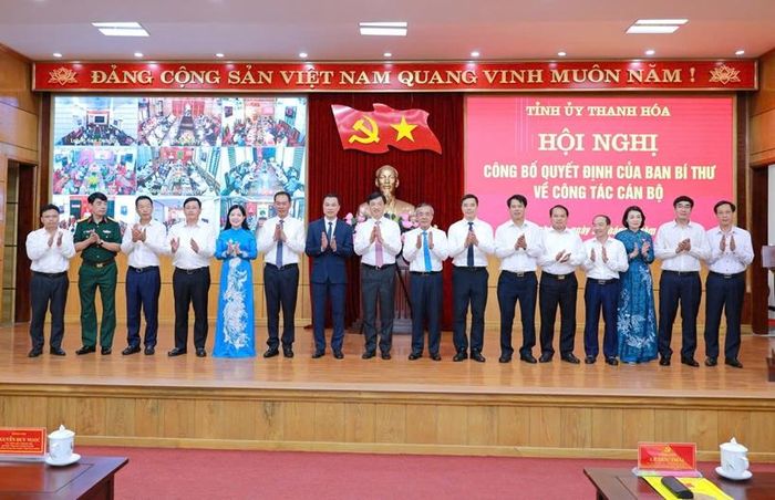  Đồng chí Nguyễn Duy Ngọc chụp ảnh lưu niệm với Ban Thường vụ Tỉnh ủy Thanh Hóa. 