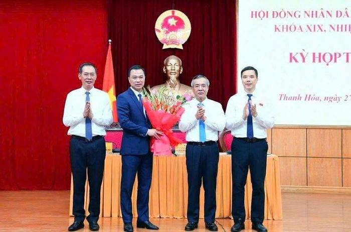  Đồng chí Lê Đức Thái, Ủy viên Trung ương Đảng, Bí thư Tỉnh ủy, Trưởng Đoàn ĐBQH tỉnh cùng các đồng chí Phó Bí thư Tỉnh ủy tặng hoa chúc mừng tân Chủ tịch UBND tỉnh Thanh Hóa. 