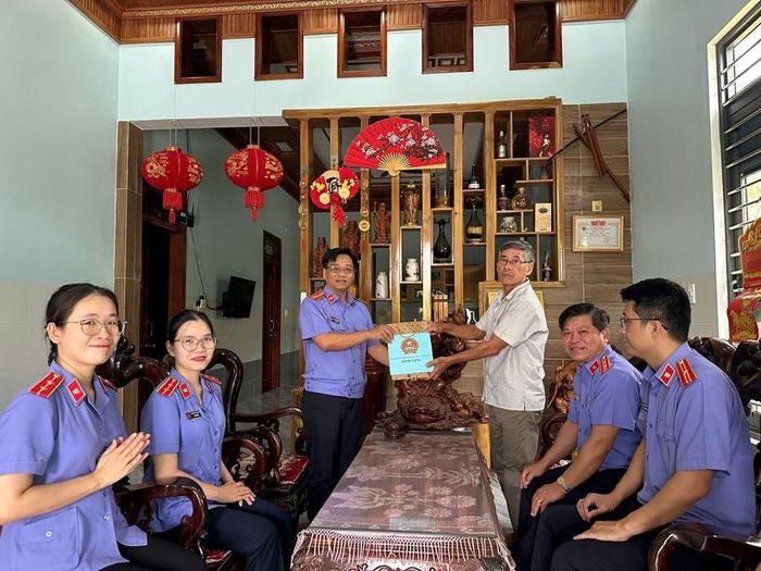  Đồng chí Bạch Xuân Hòa - Viện trưởng VKSND khu vực 4 tặng quà cán bộ hưu trí.