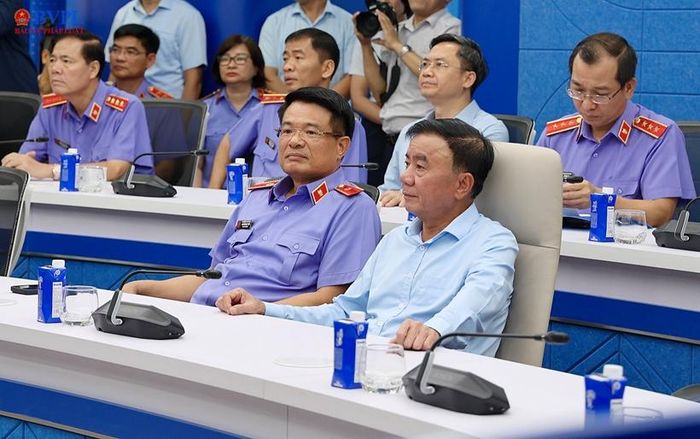 Đồng chí Trần Cẩm Tú, Ủy viên Bộ Chính trị,Thường trực Ban Bí thư, Bí thư Đảng ủy các cơ quan Đảng Trung ương và đồng chí Nguyễn Huy Tiến, Ủy viên Trung ương Đảng, Bí thư Đảng ủy, Viện trưởng VKSND tối cao tại Trung tâm điều hành thông minh ngành Kiểm sát nhân dân.