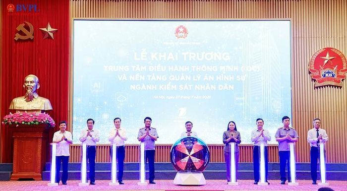 ĐĐồng chí Trần Cẩm Tú, Ủy viên Bộ Chính trị,Thường trực Ban Bí thư, Bí thư Đảng ủy các cơ quan Đảng Trung ương và các đại biểu thực hiện nghi thức khai trương Trung tâm điều hành thông minh (IOC) và nền tảng quản lý án hình sự ngành Kiểm sát nhân dân.