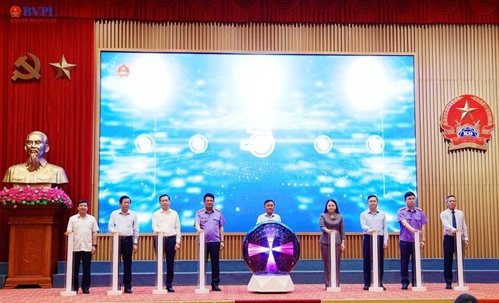 Đồng chí Trần Cẩm Tú, Ủy viên Bộ Chính trị,Thường trực Ban Bí thư, Bí thư Đảng ủy các cơ quan Đảng Trung ương và các đại biểu bấm nút khai trương Trung tâm điều hành thông minh (IOC) và nền tảng quản lý án hình sự ngành Kiểm sát nhân dân.