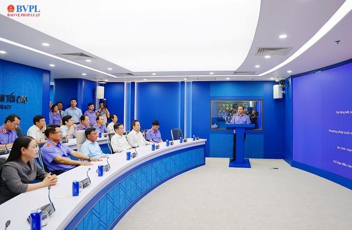 Đồng chí Trần Cẩm Tú, Ủy viên Bộ Chính trị,Thường trực Ban Bí thư, Bí thư Đảng ủy các cơ quan Đảng Trung ương và đoàn công tác nghe giới thiệu về Trung tâm điều hành thông minh và nền tảng quản lý án hình sự của ngành Kiểm sát nhân dân.