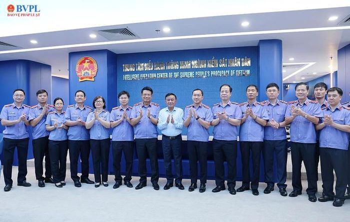  Đồng chí Trần Cẩm Tú, Ủy viên Bộ Chính trị,Thường trực Ban Bí thư, Bí thư Đảng ủy các cơ quan Đảng Trung ương và đoàn công tác tại Trung tâm điều hành thông minh ngành Kiểm sát nhân dân.