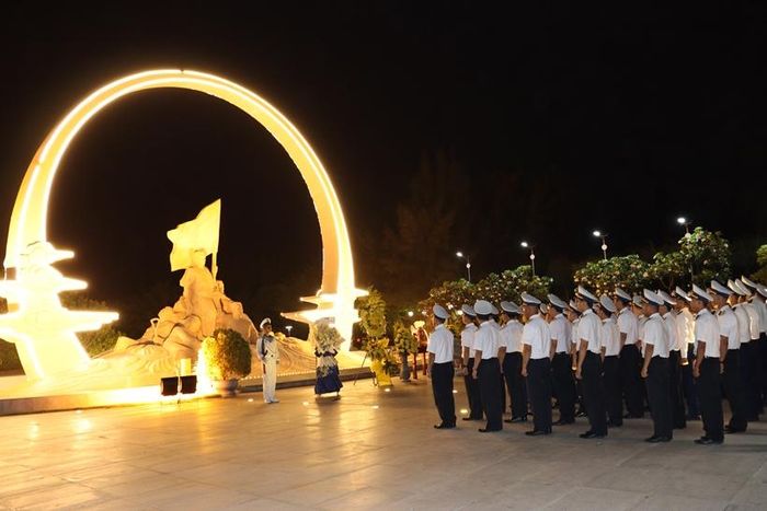  Các đại biểu HVHQ dâng hương tại Khu tưởng niệm chiến sĩ Gạc Ma, Khánh Hòa.