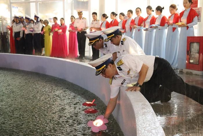  Thắp nến tưởng nhớ các anh hùng liệt sĩ hy sinh trong sự kiện Gạc Ma.
