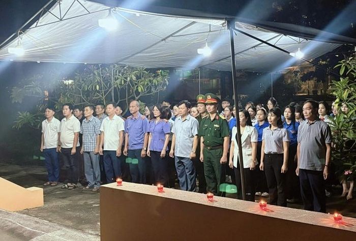 Lễ thắp nến tri ân các Anh hùng liệt sĩ tại Đài tưởng niệm các Anh hùng liệt sĩ.