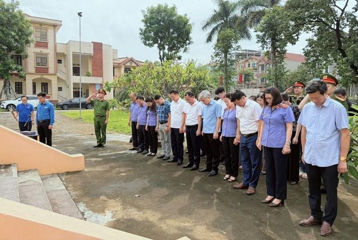 VKSND khu vực 4 đã cùng chính quyền xã Phụng Công dâng hương tại Đài tưởng niệm các Anh hùng liệt sĩ.