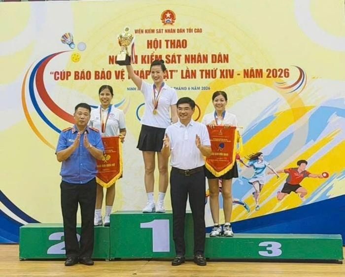 VĐV của VKSND khu vực 12 giành Cúp môn Pickleball nội dung đơn nữ.
