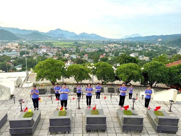 VKSND khu vực 12 dâng hương tại Nghĩa trang liệt sĩ Chiến dịch Hòa Bình.