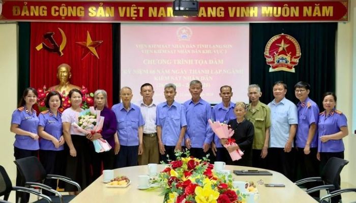  VKSND khu vực 3, tỉnh Lạng Sơn tổ chức Tọa đàm và tặng quà cán bộ hưu trí trên địa bàn.