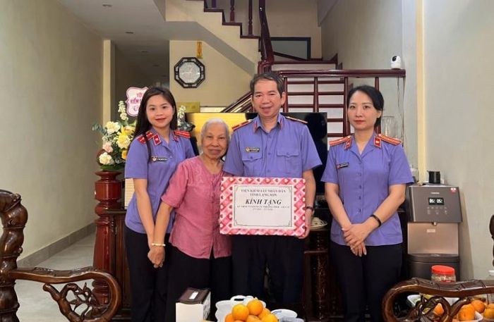  Đồng chí Vũ Thanh Lịch, Phó Viện trưởng VKSND tỉnh thăm và tặng quà cán bộ hưu trí.