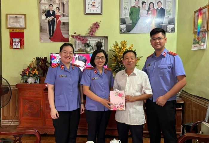  VKSND khu vực 2, tỉnh Lạng Sơn thăm và tặng quà cán bộ hưu trí trên địa bàn.