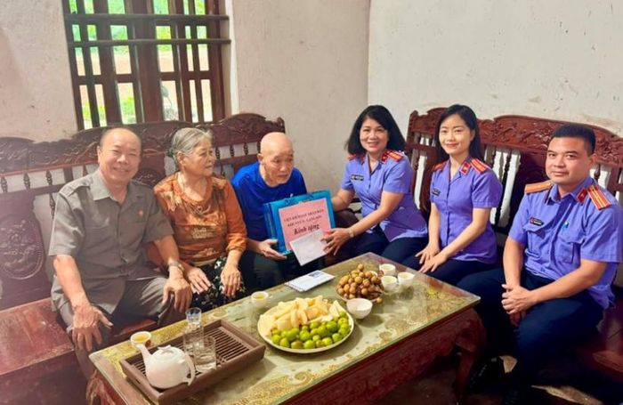  VKSND khu vực 5, tỉnh Lạng Sơn tổ chức Tọa đàm; thăm và tặng quà cán bộ hưu trí trên địa bàn.