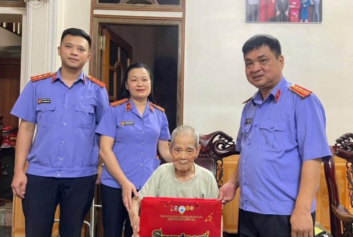  VKSND khu vực 4, tỉnh Lạng Sơn thăm và tặng quà cán bộ hưu trí trên địa bàn.