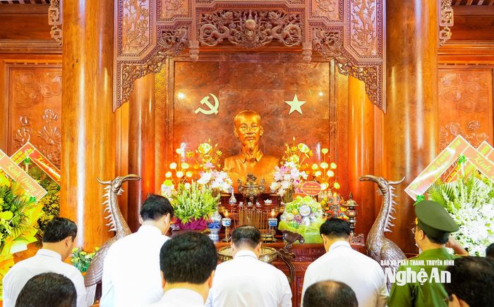 Đoàn đại biểu Tỉnh ủy, HĐND, UBND, Ủy ban MTTQ Việt Nam tỉnh Nghệ An thành kính tưởng niệm Chủ tịch Hồ Chí Minh. Ảnh: Phạm Bằng