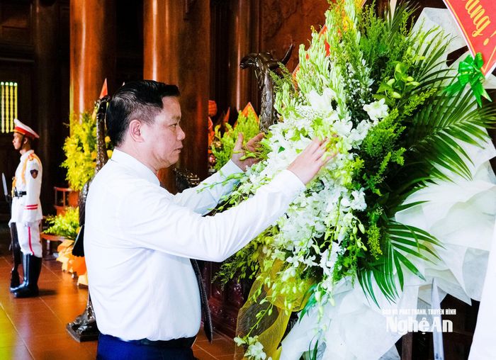 Bí thư Tỉnh ủy, Trưởng đoàn ĐBQH tỉnh Nguyễn Khắc Thận thành kính dâng hoa tưởng niệm Chủ tịch Hồ Chí Minh. Ảnh: Phạm Bằng