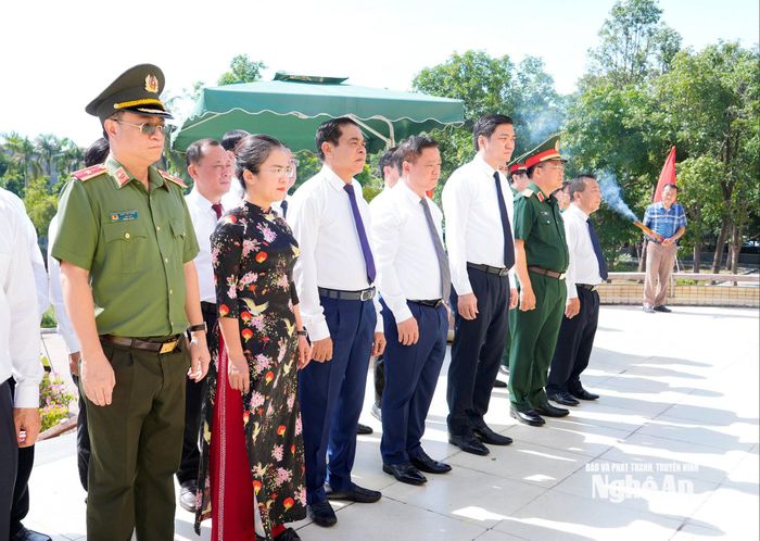 Đoàn đại biểu Tỉnh ủy, HĐND, UBND, Ủy ban MTTQ Việt Nam tỉnh Nghệ An thực hiện lễ dâng hoa, dâng hương tưởng niệm các Anh hùng liệt sĩ tại Nghĩa trang Liệt sĩ Vinh. Ảnh: Phạm Bằng