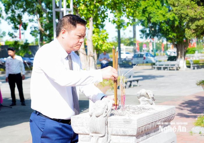 Bí thư Tỉnh ủy, Trưởng đoàn ĐBQH tỉnh Nguyễn Khắc Thận thành kính dâng hương tưởng niệm tại phần mộ các liệt sĩ. Ảnh: Phạm Bằng