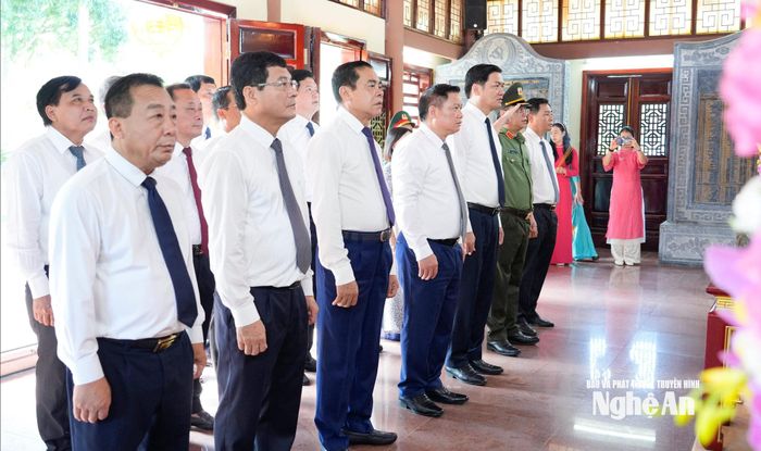Đoàn đại biểu Tỉnh ủy, HĐND, UBND, Ủy ban Mặt trận Tổ quốc Việt Nam tỉnh Nghệ An dâng hoa, dâng hương tại Nhà tưởng niệm các liệt sĩ Xô viết Nghệ Tĩnh. Ảnh: Phạm Bằng