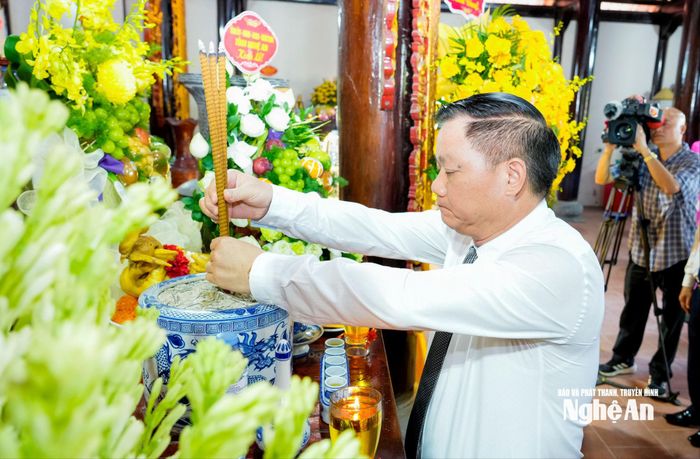 Bí thư Tỉnh ủy, Trưởng đoàn ĐBQH tỉnh Nguyễn Khắc Thận thành kính dâng hương tưởng niệm các liệt sĩ. Ảnh: Phạm Bằng