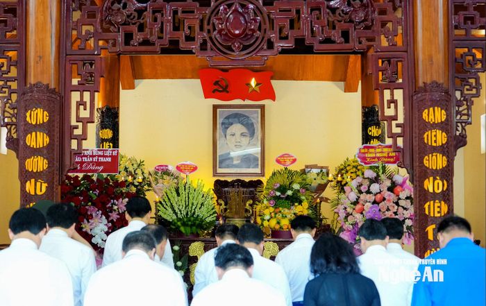 Đoàn đại biểu Tỉnh ủy, HĐND, UBND, Ủy ban Mặt trận Tổ quốc Việt Nam tỉnh Nghệ An tưởng niệm đồng chí Nguyễn Thị Minh Khai tại Nhà lưu niệm ở phường Thành Vinh. Ảnh: Phạm Bằng