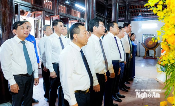 Đoàn đại biểu Tỉnh ủy, HĐND, UBND, Ủy ban Mặt trận Tổ quốc Việt Nam tỉnh Nghệ An dâng hoa, dâng hương tại Nhà tưởng niệm tại Quảng trường Xô viết Nghệ Tĩnh. Ảnh: Phạm Bằng