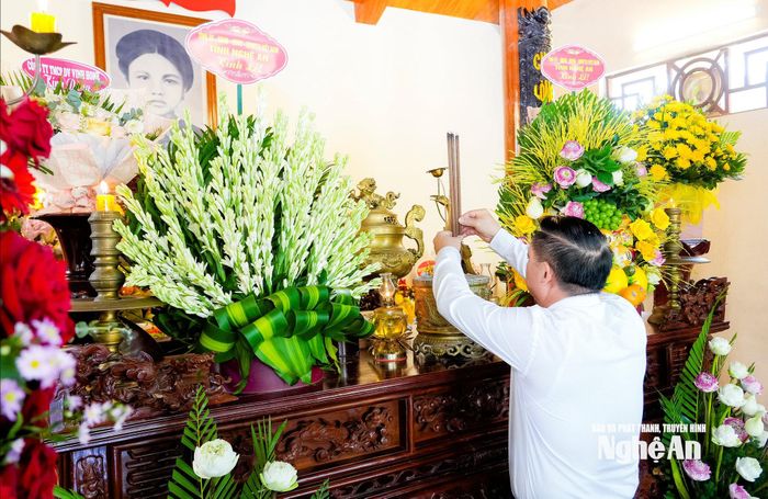 Bí thư Tỉnh ủy, Trưởng đoàn ĐBQH tỉnh Nguyễn Khắc Thận thành kính dâng hương tưởng niệm đồng chí Nguyễn Thị Minh Khai. Ảnh: Phạm Bằng
