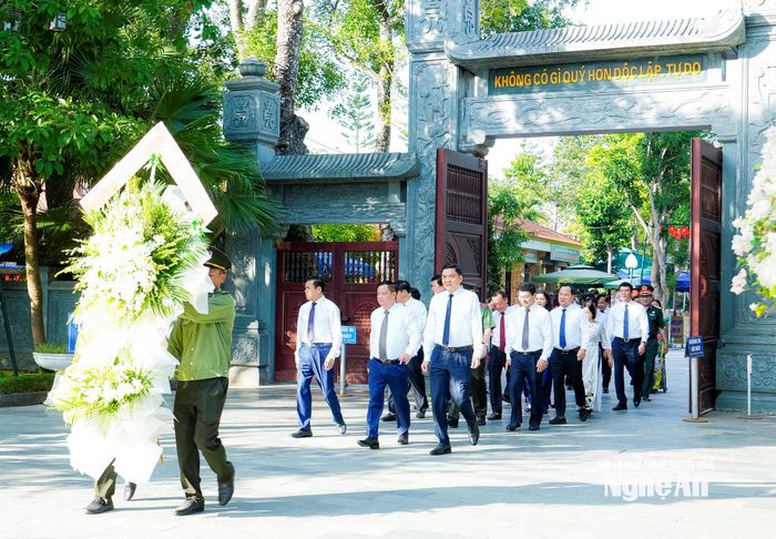 Đoàn đại biểu Tỉnh ủy, HĐND, UBND, Ủy ban MTTQ Việt Nam tỉnh Nghệ An đến Khu Di tích Quốc gia đặc biệt Kim Liên dâng hoa, dâng hương tưởng niệm Chủ tịch Hồ Chí Minh. Ảnh: Phạm Bằng