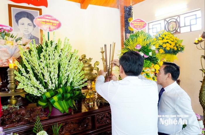 Các đồng chí Thường trực Tỉnh ủy thành kính dâng hương tưởng niệm đồng chí Nguyễn Thị Minh Khai. Ảnh: Phạm Bằng