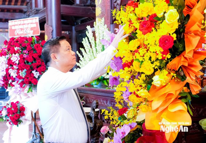 Bí thư Tỉnh ủy, Trưởng đoàn ĐBQH tỉnh Nguyễn Khắc Thận thành kính dâng hoa tưởng niệm Tổng Bí thư Lê Hồng Phong. Ảnh: Phạm Bằng