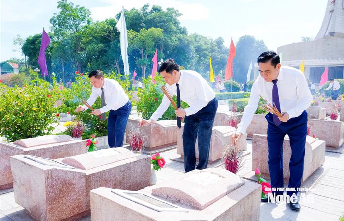 Các đồng chí Thường trực Tỉnh ủy thắp hương tại các phần mộ liệt sĩ. Ảnh: Phạm Bằng