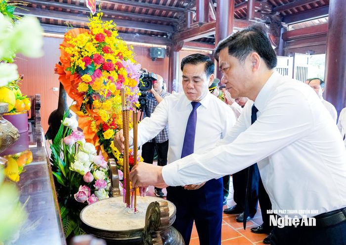 Các đồng chí Thường trực Tỉnh ủy thành kính dâng hương tưởng niệm Tổng Bí thư Lê Hồng Phong. Ảnh: Phạm Bằng