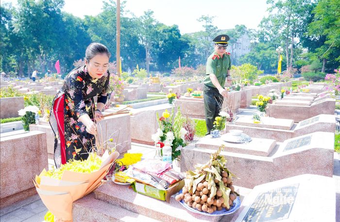 Phó Bí thư Tỉnh ủy, Chủ tịch Ủy ban MTTQ tỉnh Võ Thị Minh Sinh thắp hương tại các phần mộ liệt sĩ. Ảnh: Phạm Bằng