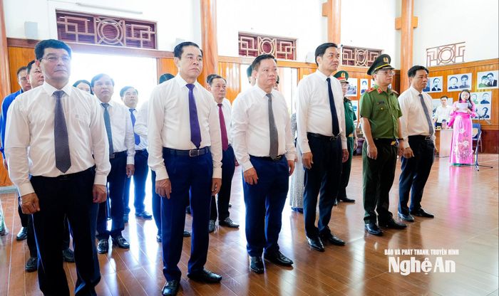 Đoàn đại biểu Tỉnh ủy, HĐND, UBND, Ủy ban Mặt trận Tổ quốc Việt Nam tỉnh Nghệ An thực hiện Lễ tưởng niệm đồng chí Nguyễn Thị Minh Khai tại Nhà lưu niệm ở phường Thành Vinh. Ảnh: Phạm Bằng