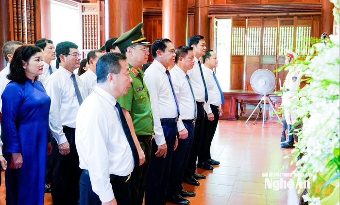 Đoàn đại biểu Tỉnh ủy, HĐND, UBND, Ủy ban MTTQ Việt Nam tỉnh Nghệ An thực hiện Lễ tưởng niệm Chủ tịch Hồ Chí Minh. Ảnh: Phạm Bằng