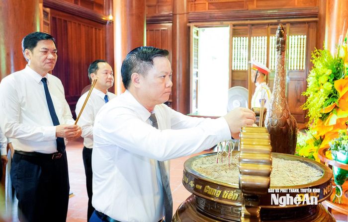 Bí thư Tỉnh ủy, Trưởng đoàn ĐBQH tỉnh Nguyễn Khắc Thận thành kính dâng hương tưởng niệm Chủ tịch Hồ Chí Minh. Ảnh: Phạm Bằng