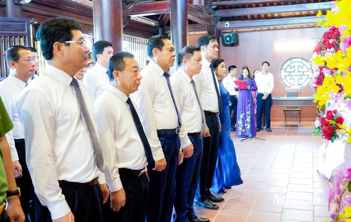 Đoàn đại biểu Tỉnh ủy, HĐND, UBND, Ủy ban MTTQ Việt Nam tỉnh Nghệ An thực hiện nghi lễ tưởng niệm Tổng Bí thư Lê Hồng Phong. Ảnh: Phạm Bằng