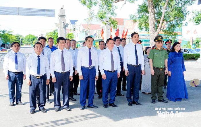 Đoàn đại biểu Tỉnh ủy, HĐND, UBND, Ủy ban Mặt trận Tổ quốc Việt Nam tỉnh Nghệ An dâng hoa, dâng hương tại mộ tập thể các liệt sĩ Xô viết Nghệ Tĩnh hy sinh ngày 12/9/1930. Ảnh: Phạm Bằng