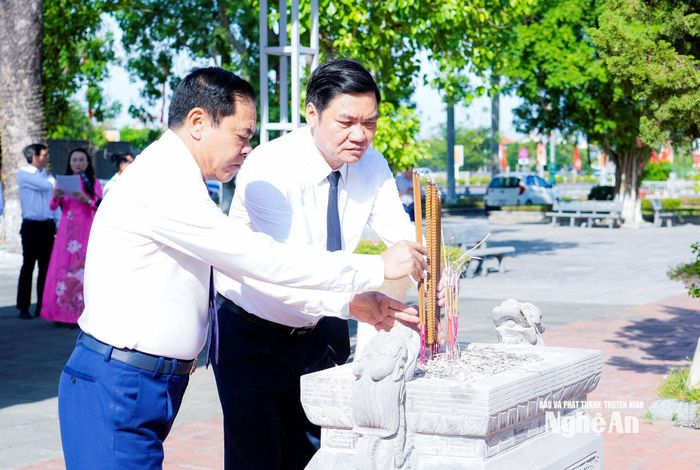 Các đồng chí Thường trực Tỉnh ủy thành kính dâng hương tưởng niệm tại phần mộ các liệt sĩ. Ảnh: Phạm Bằng